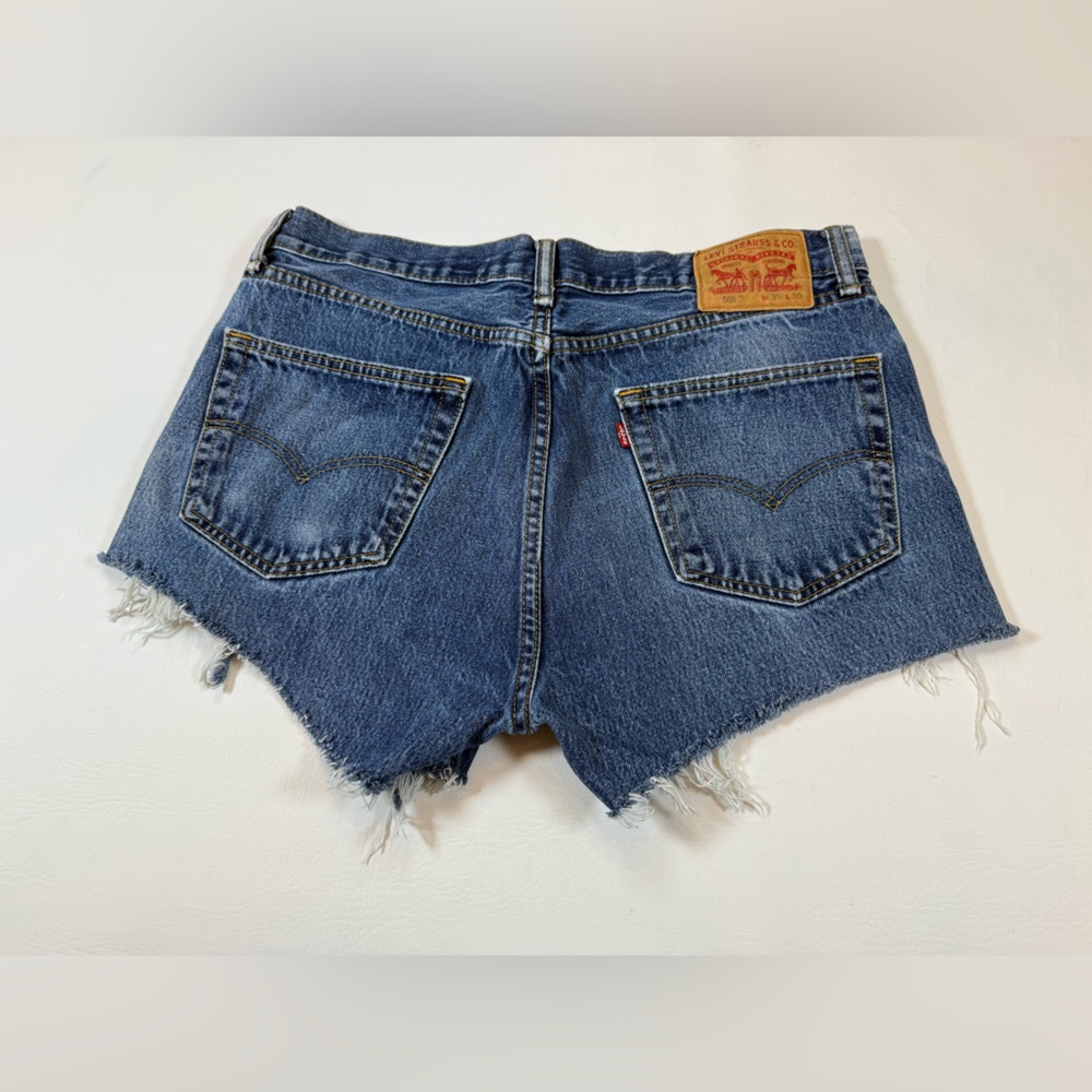 Levi’s dark wash mid rise 17in waist jean shorts distressed (bin T) - Picture 2 of 7